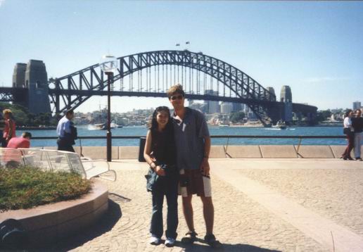 S Arty pred Prístavným mostom v Sydney.