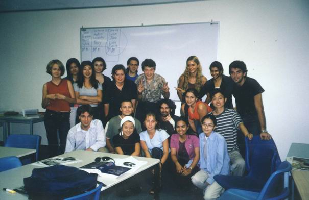 Central College - trieda angličtiny s učiteľom Dávidom v strede.