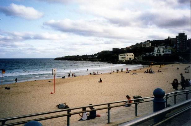 Panorama Bondi Beach [Bondaj bi:c] pred zaciatkom sezony.