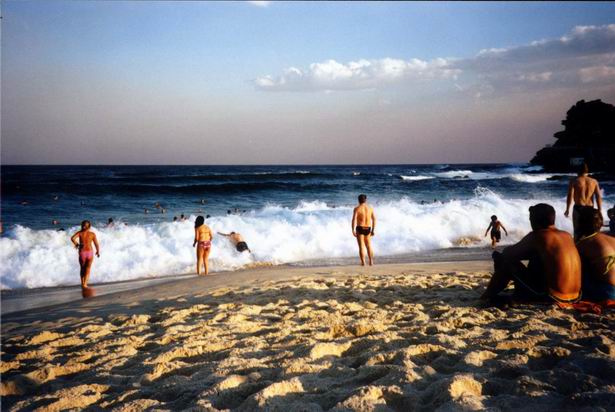 Pláž Maroubra [maru:bra] v Sydney, tiene zapadajúceho slnka o 19,00.