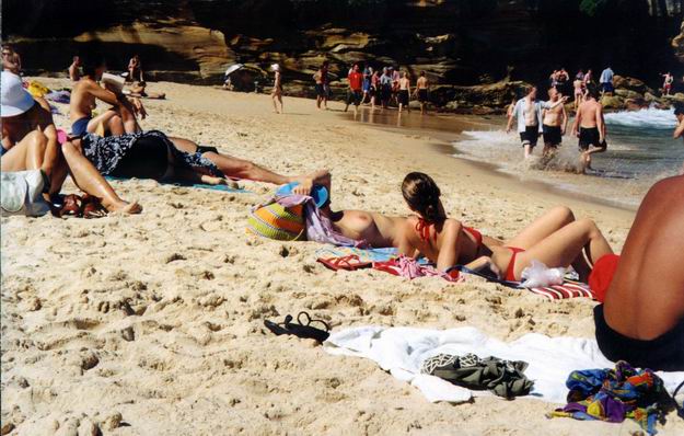 Ako to vyzera na Bondi Beach [bondaj bi:c] uprostred sezony...