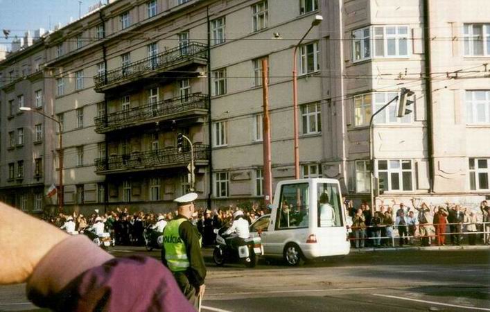 Papamobile car and vinary festival event in Raca, sept 2003.