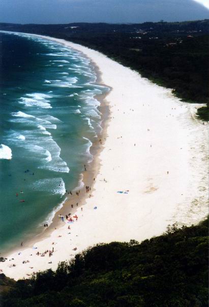 Pláž pod majákom Byron Bay, Queensland.