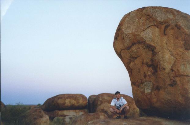 Devil's marbles - pristavacia plocha pre mimozemstanov.