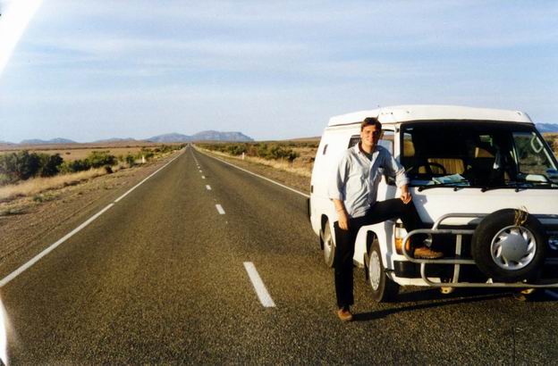 Nádherné austrálske diaľnice - Flinders Ranges v pozadí.