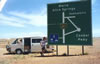 Navigačná tabuľa pred Coober Pedy, púšť.
