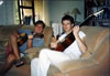 S Martinom (vpravo) hlboko prežívajúcim hru na gitaru.